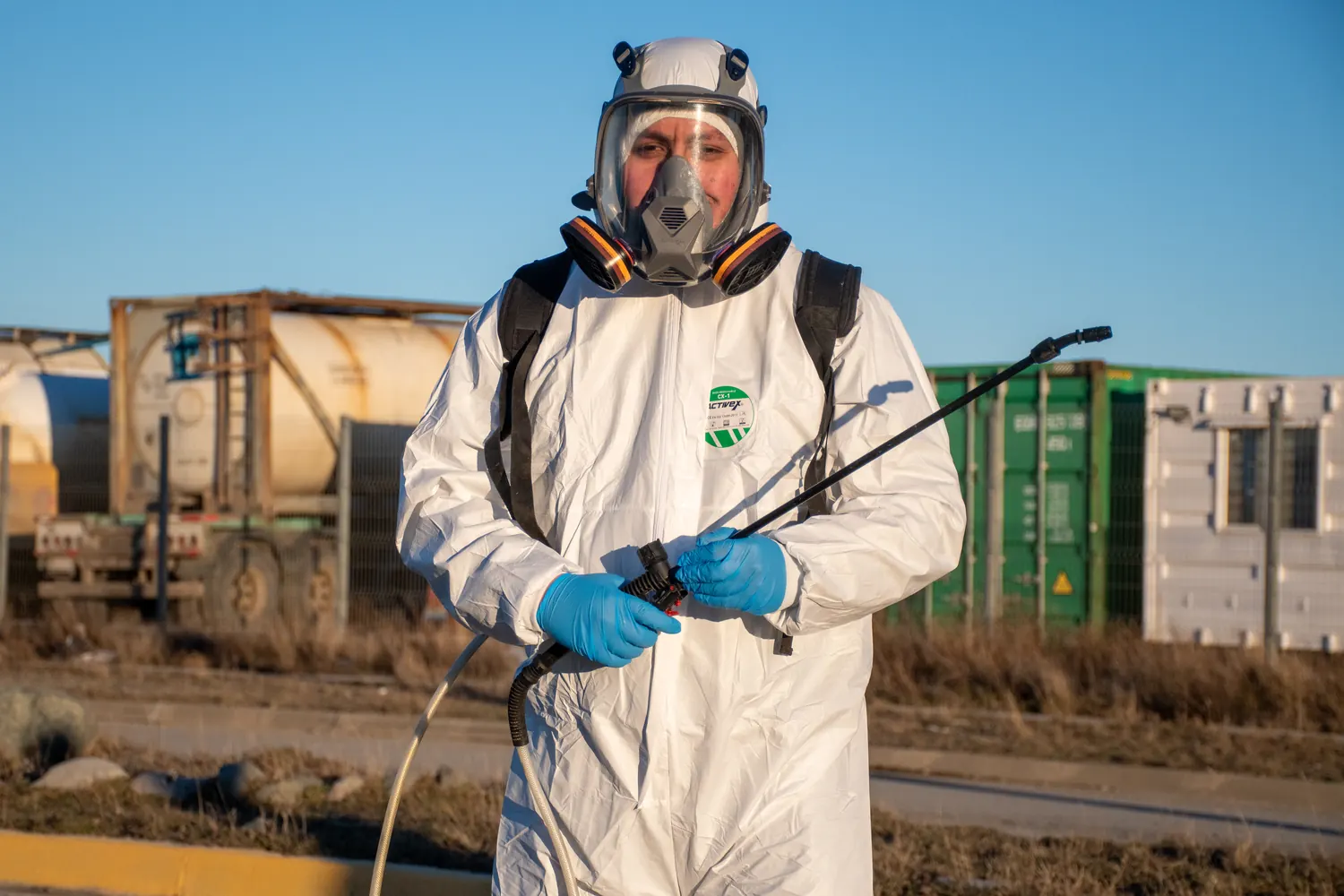 Técnico de Control Agro equipado para fumigación